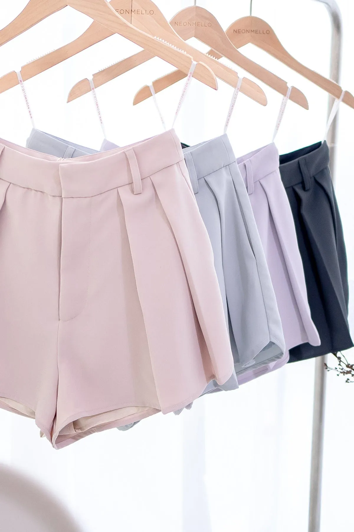 LUCERNE PLEATED SHORTS IN ECRU