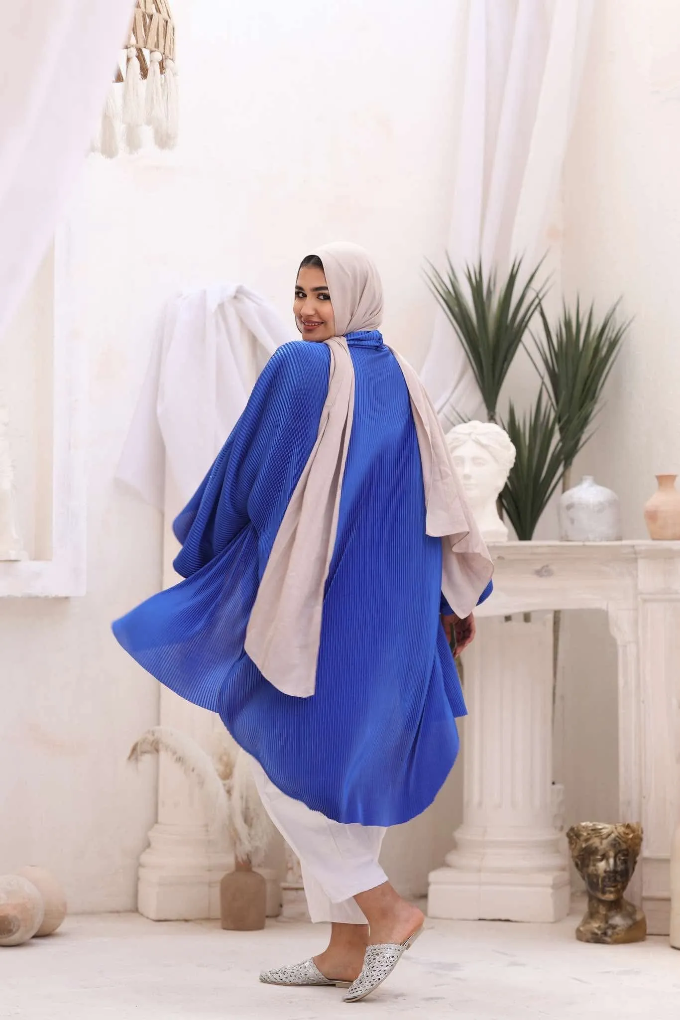 Pleated kimono in royal blue