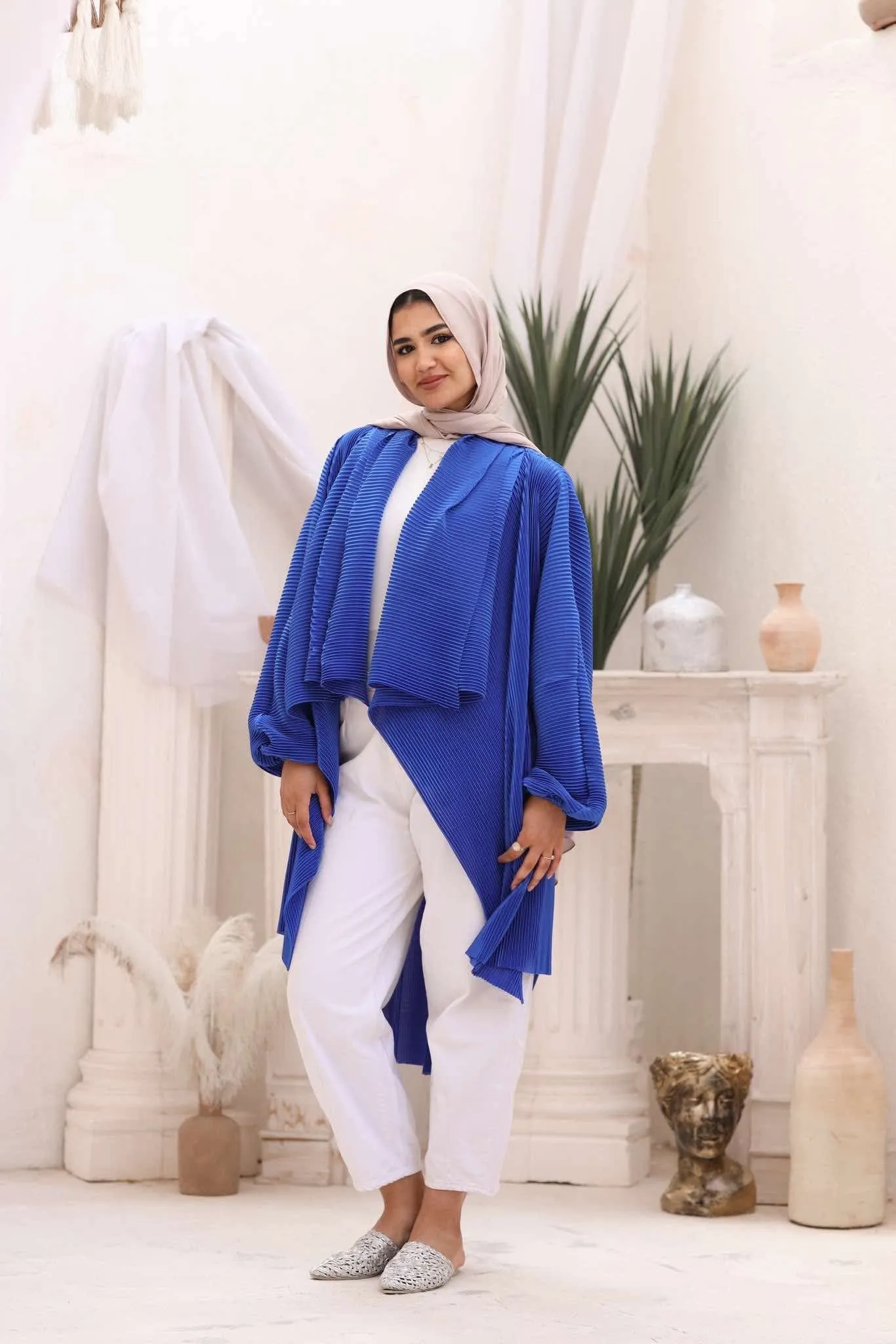 Pleated kimono in royal blue