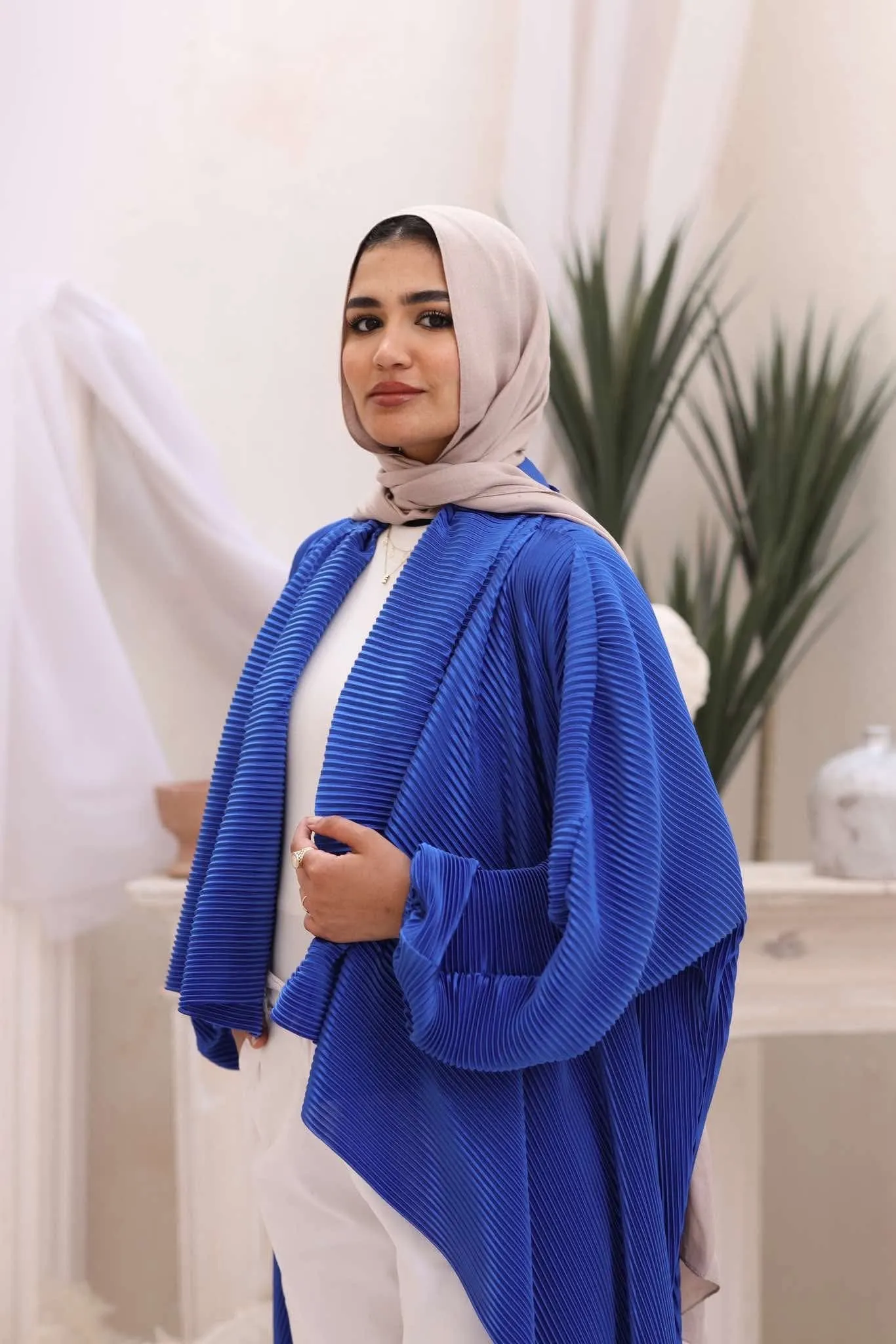 Pleated kimono in royal blue