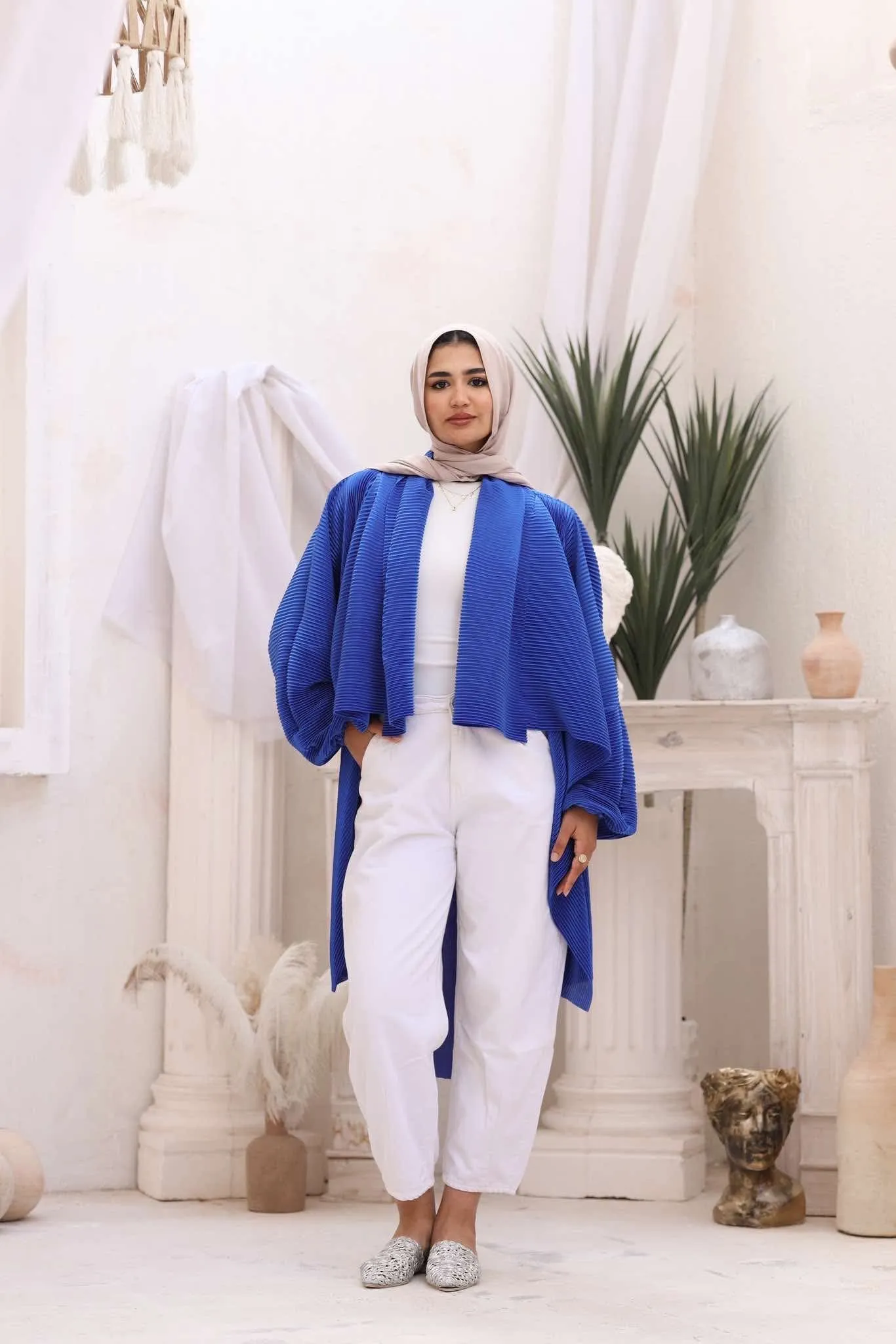 Pleated kimono in royal blue